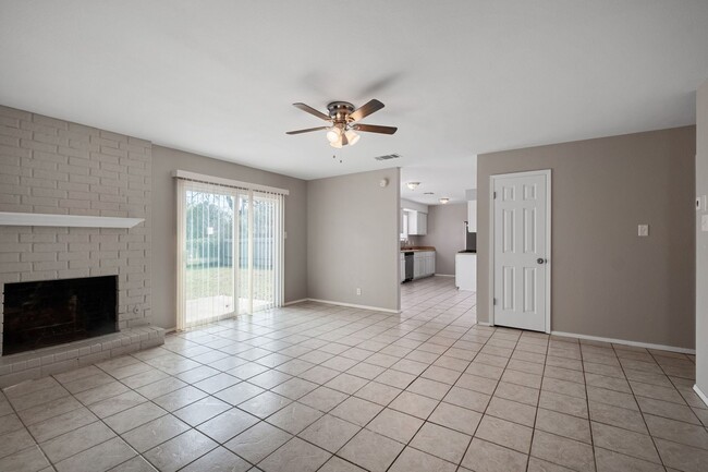 Building Photo - 4 Bedroom, 2 Bath Home in Round Rock w/ Sh...
