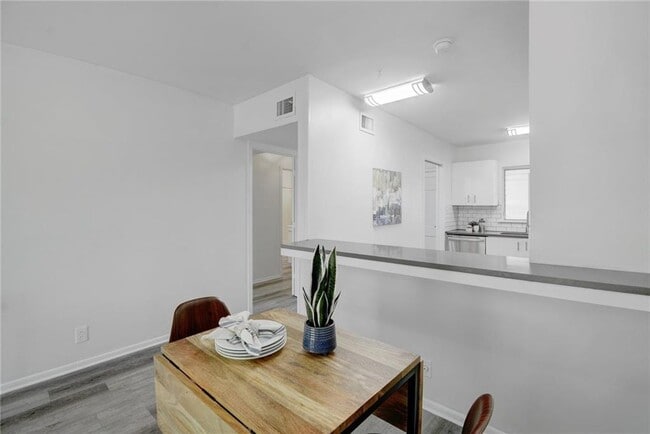 Building Photo - 5320 Balcones Dr