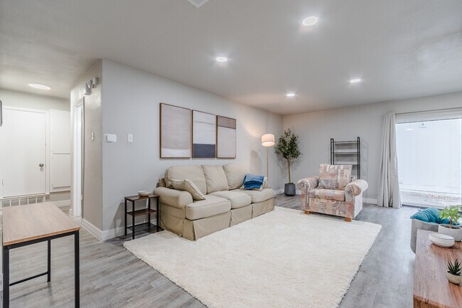 Building Photo - 909 Northshore Dr