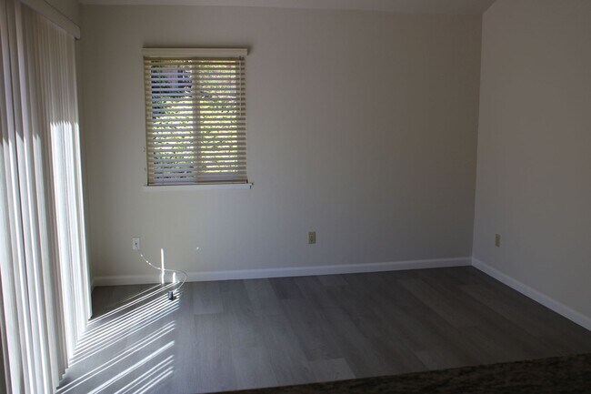 Building Photo - Luxurious 4 Bed 2 Bath Home