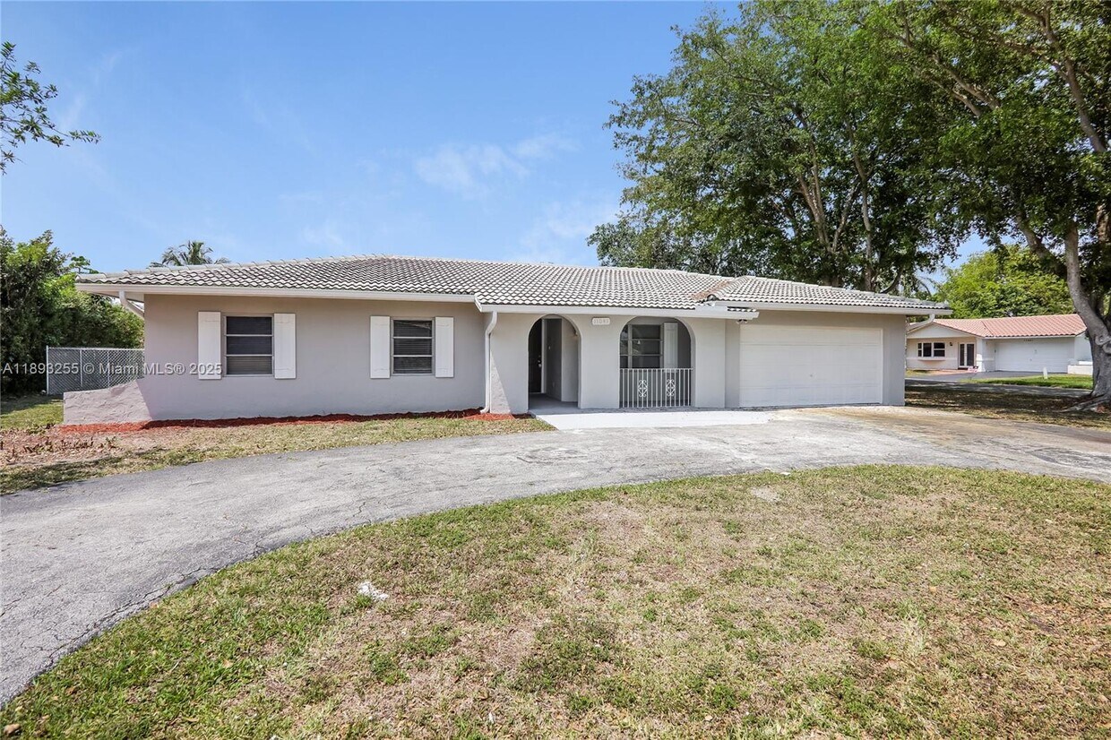 Primary Photo - 11041 Glenwood Dr