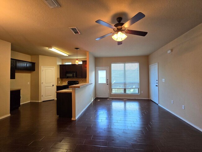 Building Photo - 3/2.5/2 Duplex / Laundry on 1st Floor (Ins...