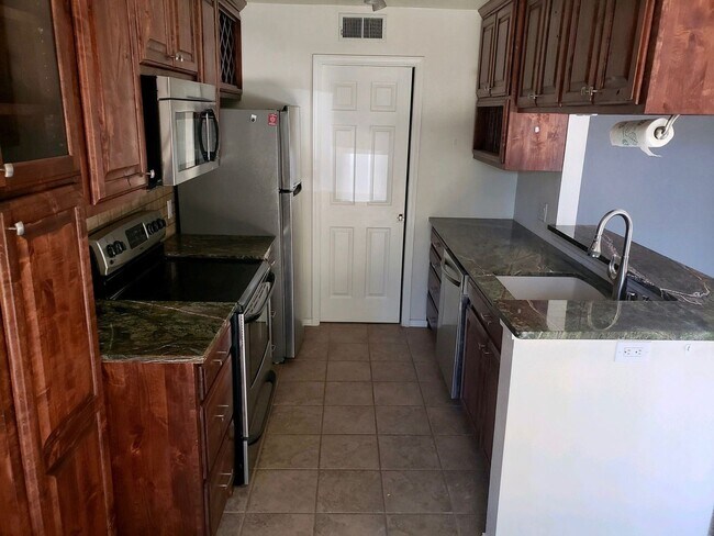 Building Photo - 2 br, 2 bath House - 1932 Dartmouth Dr NE