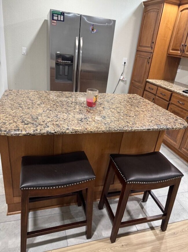 Foto del edificio - 2 Bed 2 Bath Basement Apartment