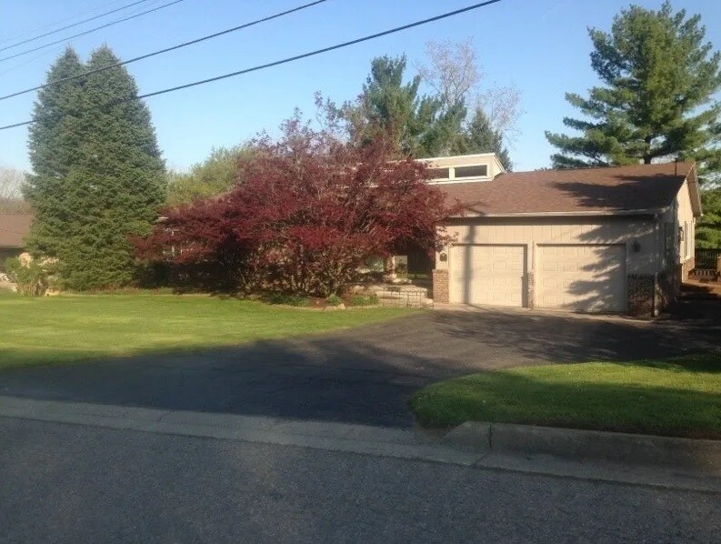 Primary Photo - 2975 Moraine Dr