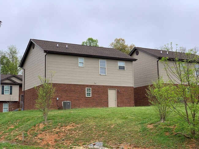 Building Photo - 2 Bedroom / 2 Bath Johnson City, TN 37604