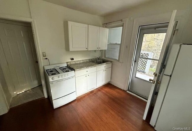 Building Photo - 364 Ashford Ave