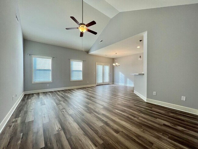 Foto del edificio - Single Level 3 Bed, 2 Bath Home with 2 Car Garage & Fenced Backyard