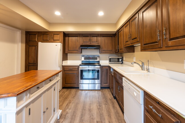 Kitchen - 3052 Lindenwood Dr