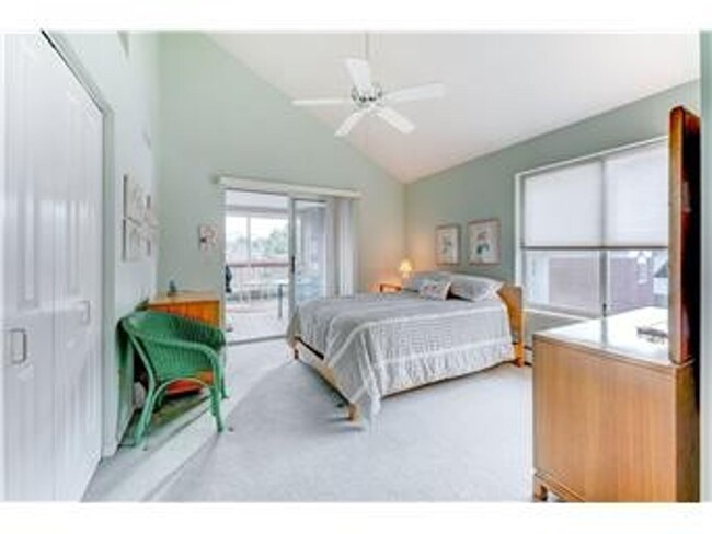 Building Photo - Edina Condo, Vaulted Ceilings, All New Car...