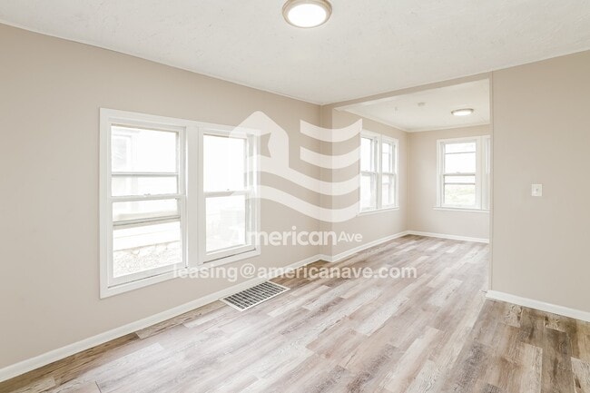 Foto del edificio - 136 Lawndale Ave