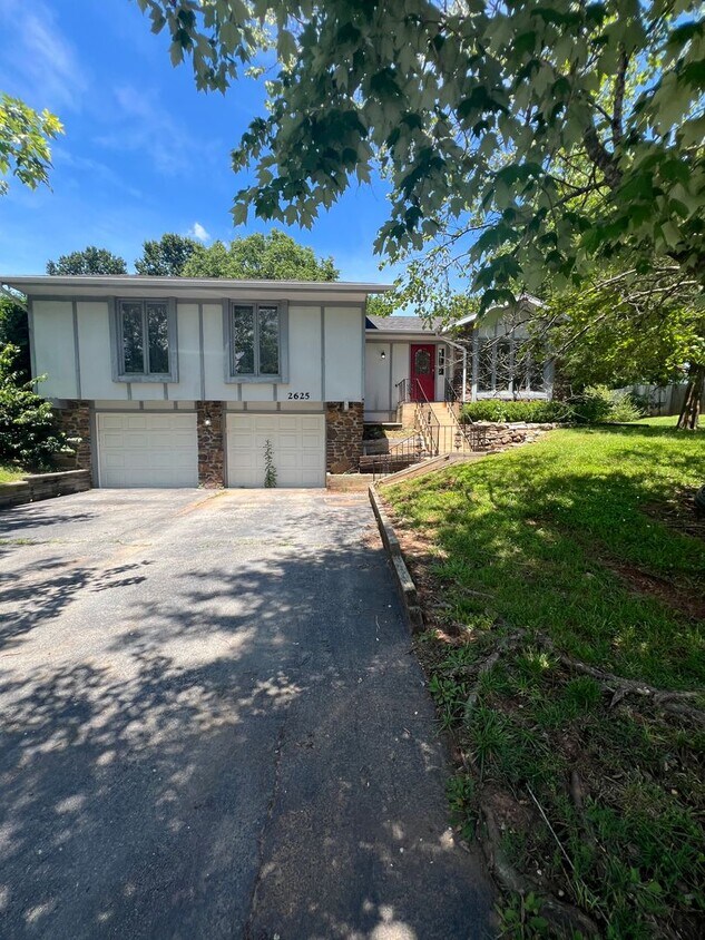 Foto principal - 4 bedroom/2 bath house