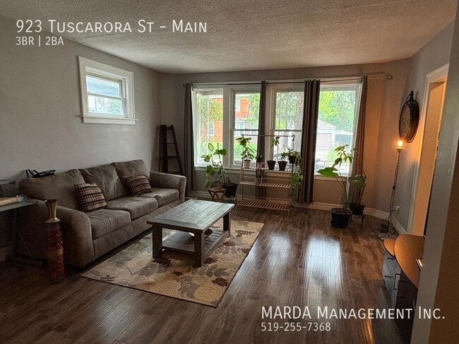 Photo du bâtiment - Charming 3 BEDROOM, 2 BATHROOM MAIN FLOOR ...