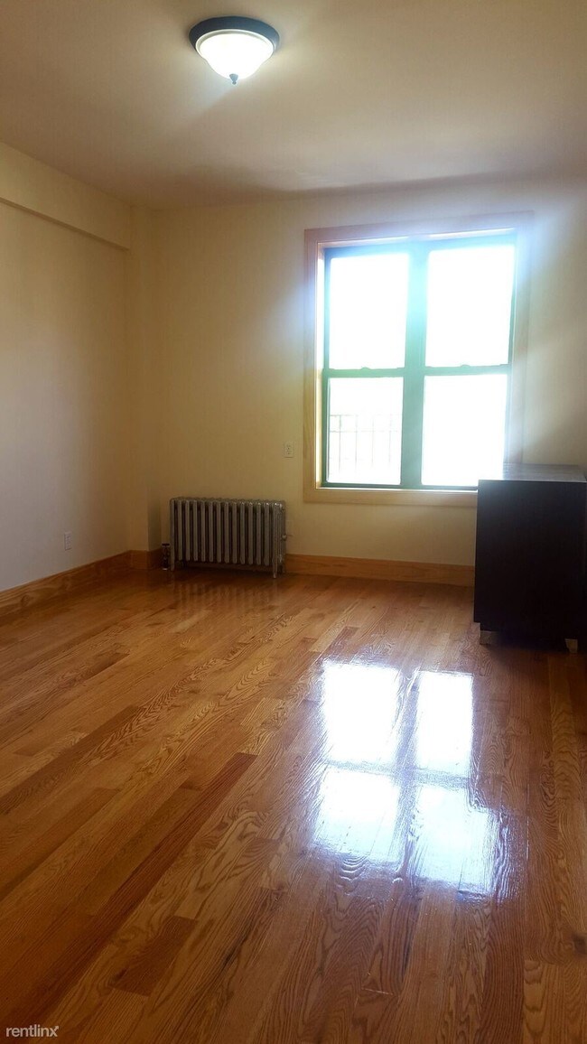 Building Photo - 2116 Hoyt Ave S