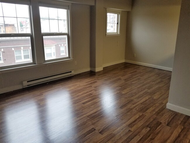 Foto del edificio - Beautiful Condo + Parking  Available Now.