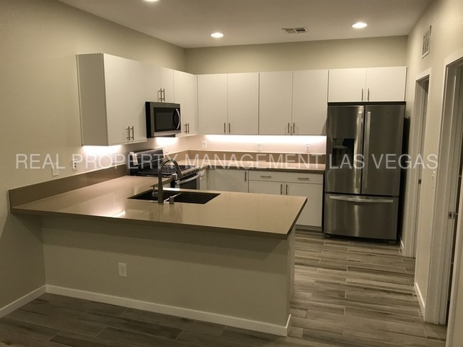 Foto del edificio - LUXURY SUMMERLIN TOWNHOUSE! BRAND NEW!