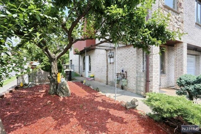 Building Photo - 303 E Homestead Ave