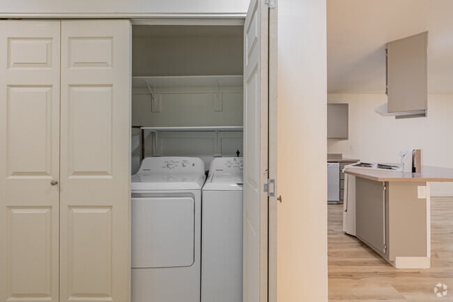 2BR, 2BA - 839SF - In-Unit Laundry - West Main At The Park