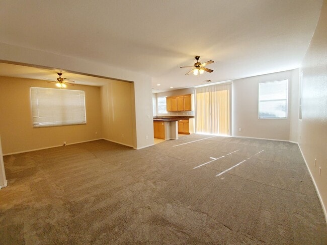 Foto del edificio - VERY SPACIOUS 3 BED / 2.5 BATH 2-STORY HOM...
