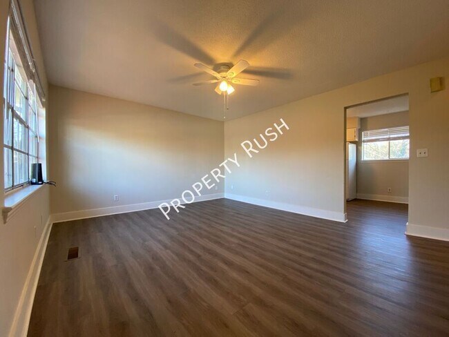 Foto del edificio - 4727 Tessie Ln