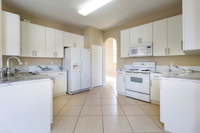 Building Photo - 5 br, 3.5 bath House - 1770 NE 37th Pl
