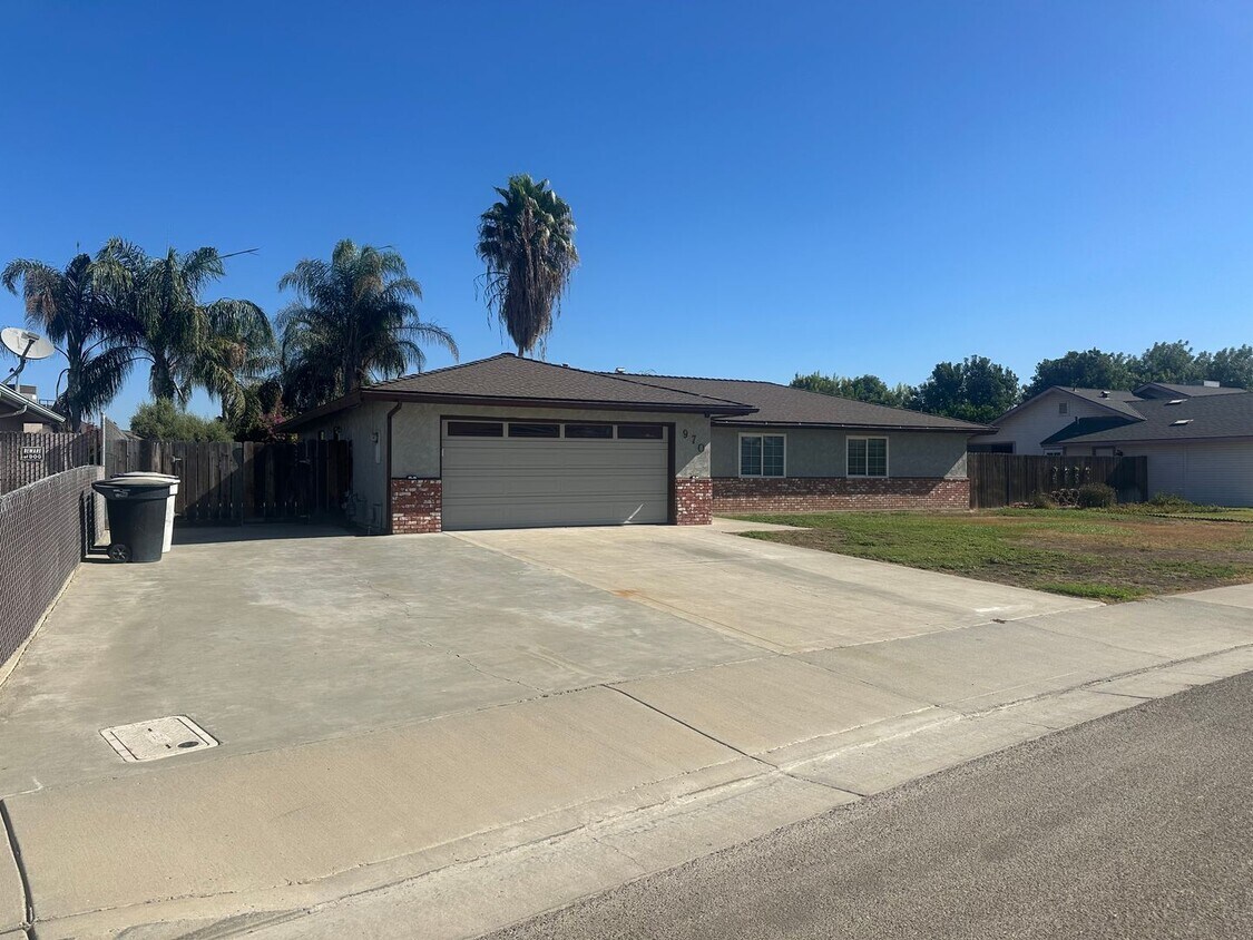 Primary Photo - **Charming 3-Bedroom Home in Lemoore**