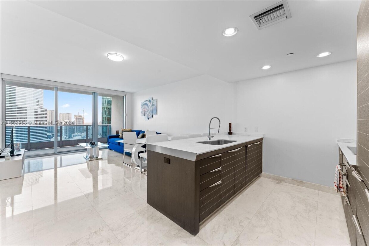 Primary Photo - 200 Biscayne Blvd Way