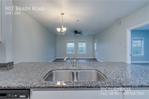 Foto principal - 902 Brady Rd