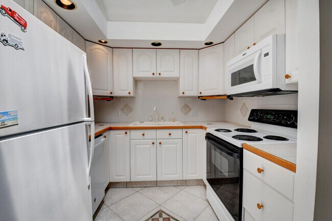 Building Photo - 14 Tropical Dr