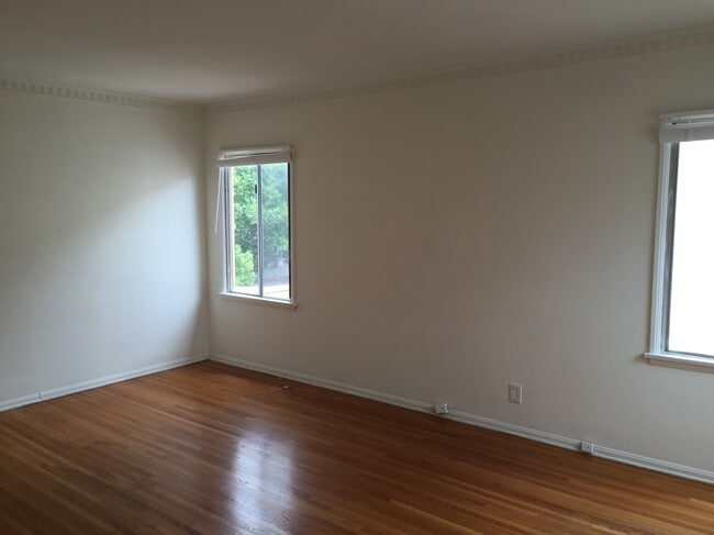 Living room - 536 N Genesee Ave