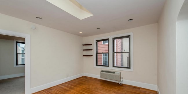 Foto del edificio - Dashing Dupont Circle 1 Bedroom Apt with skylights and building roof deck.