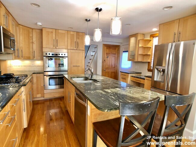Building Photo - 285 Wachusett St