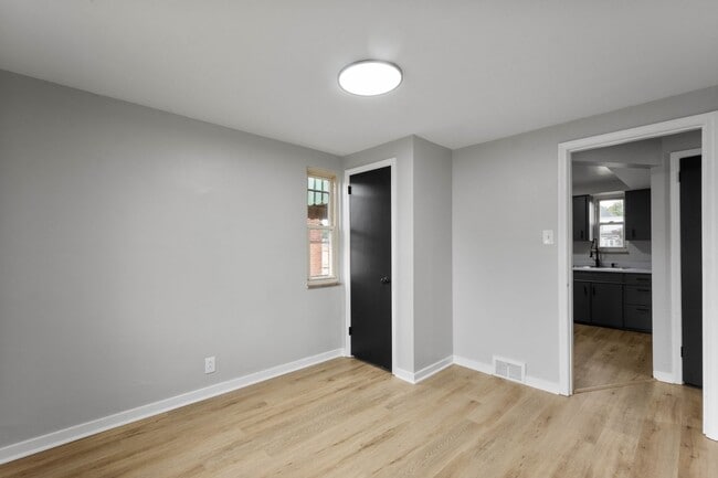 Building Photo - Stunning 3 bedroom in McKees Rocks availab...