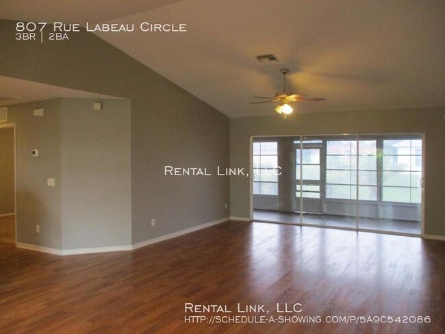 Foto del edificio - 807 Rue Labeau Cir