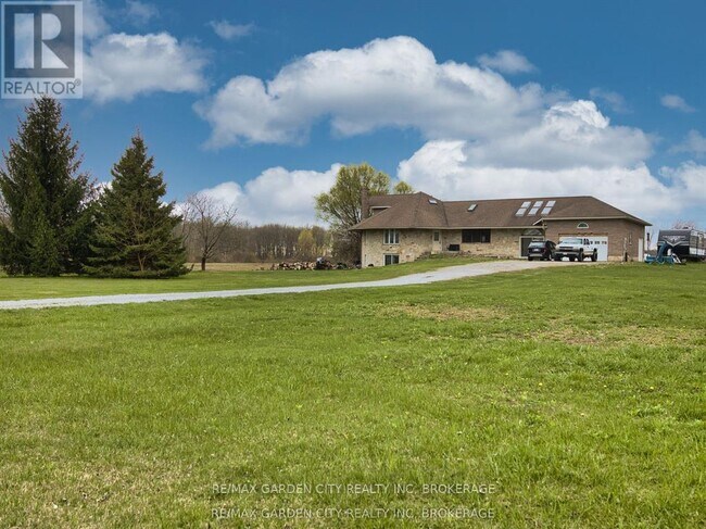 Photo du bâtiment - 33260 Pettit Rd