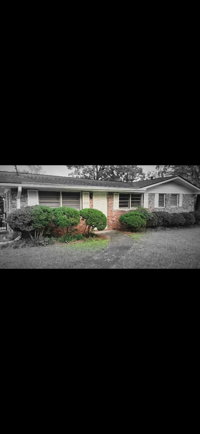 Building Photo - 2235 Dresden Dr