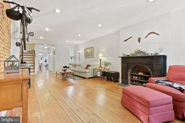 Building Photo - Inviting 3Bed/3Bath Townhome with Modern U...