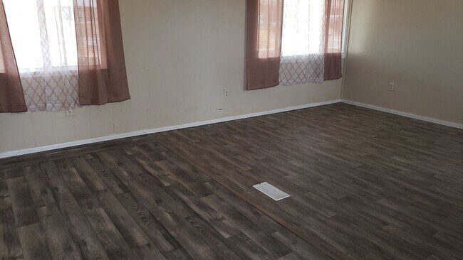 Building Photo - 2 Bedroom / 2 Bathroom Manufactured Home a...