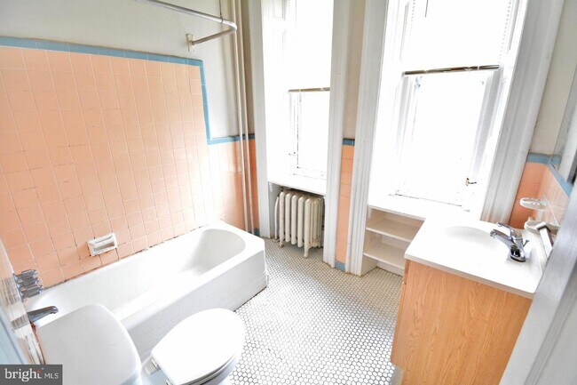 Building Photo - 122 Manheim St