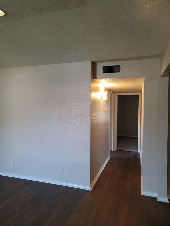Building Photo - Duplex in Saginaw 2 bedrooms 1 bath