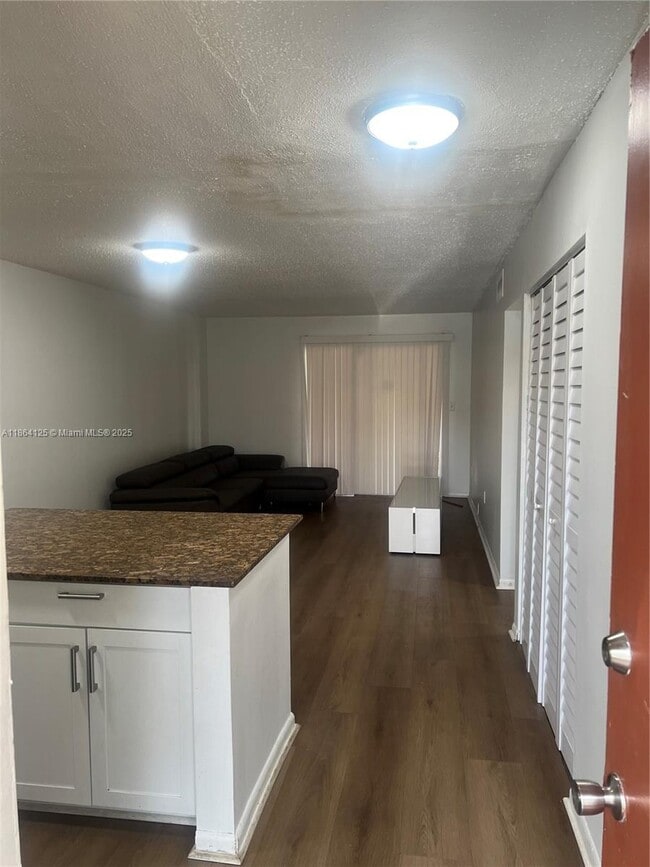 Foto del edificio - 6080 Forest Hill Blvd