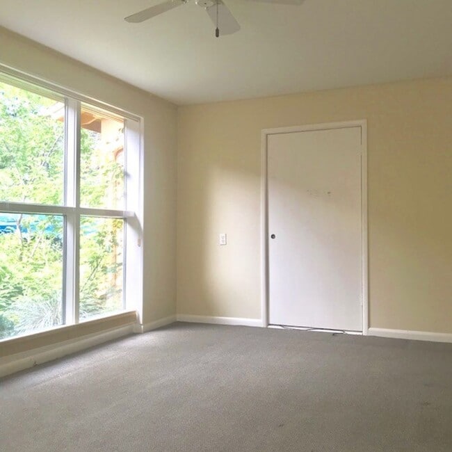 Photo - 1515-1525 Kalmia Apartment