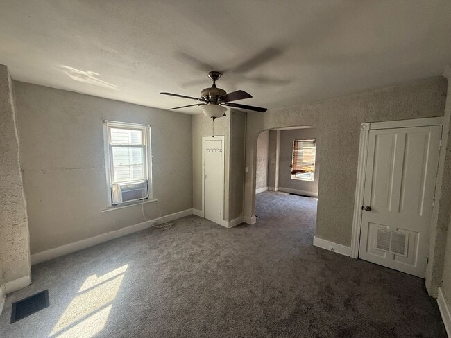 Foto del edificio - Single Family-half double- 2 bedroom/1 bat...