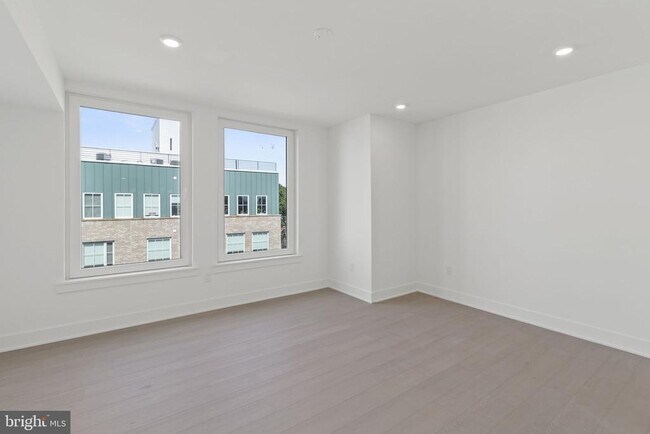 Building Photo - 2000 Dreer St