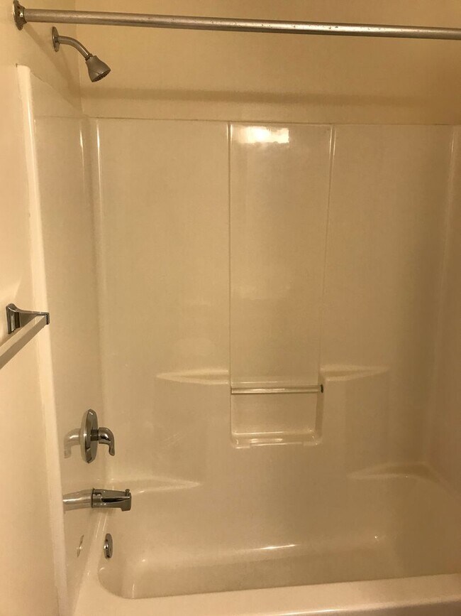 Building Photo - 1 bedroom 1 bath with study
