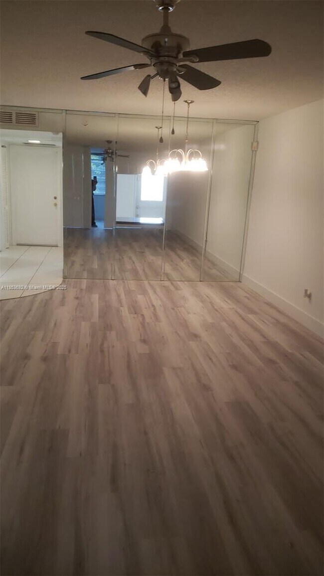 Foto del edificio - 443 NE 195th St