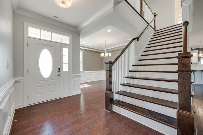 Building Photo - Gorgeous 4 bed 3.5 bath French country hom...