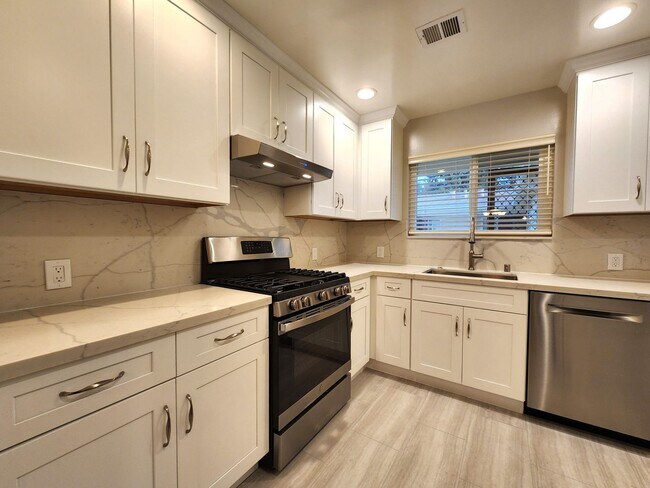 Building Photo - Updated 2 bedroom with in unit washer, dry...
