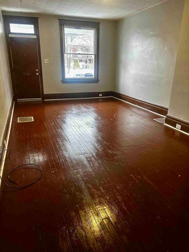 Building Photo - Large 3-bedroom 1 bath townhome