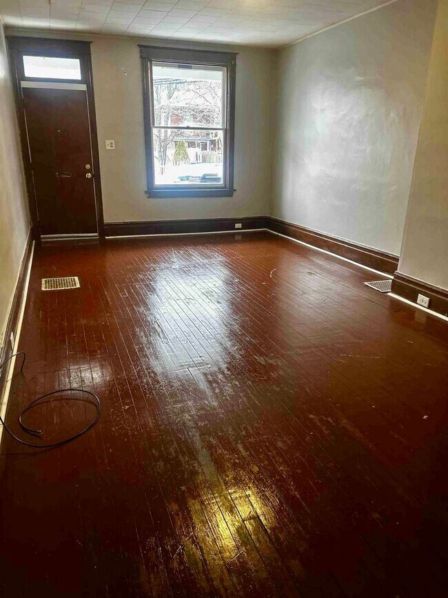 Foto del edificio - Large 3-bedroom 1 bath townhome